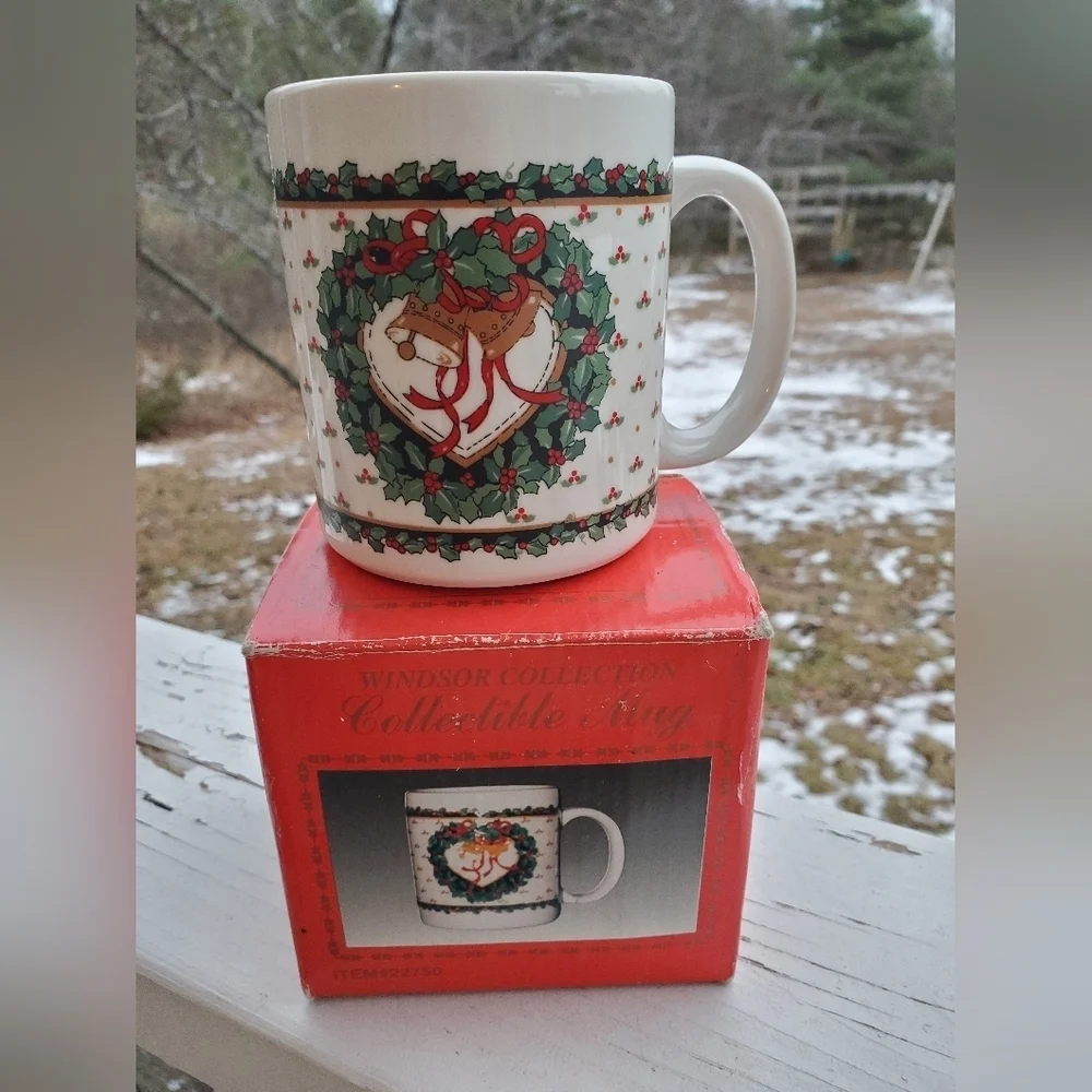 Windsor Collection Christmas Mug with Mistletoe Design